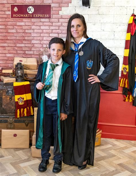 Neonati vestiti con abiti a tema Harry Potter