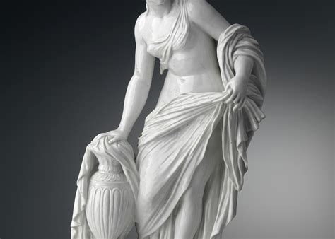 Statua classica che esalta le forme femminili