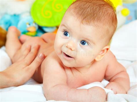 Bambino che riceve un massaggio con crema