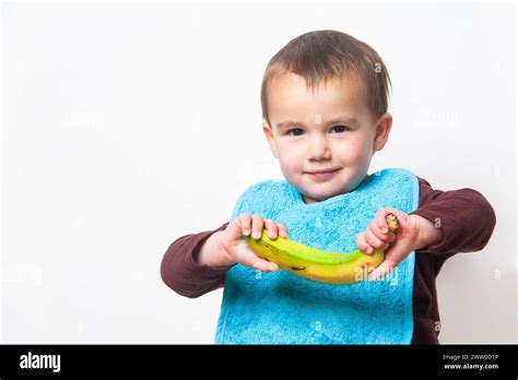 Bambino che indossa un bavaglino con elastico