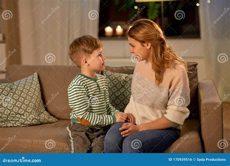 Madre che parla con suo figlio adolescente