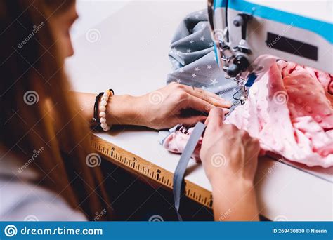 macchina da cucire con un progetto di cucito