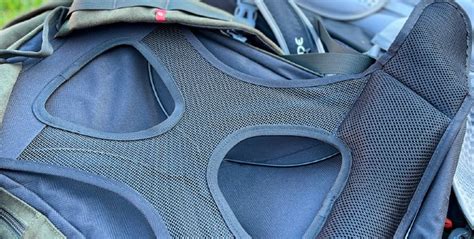 Dettaglio del sistema di ventilazione e della rete traspirante di un seggiolino auto