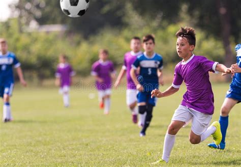Bambina che guarda una partita di calcio