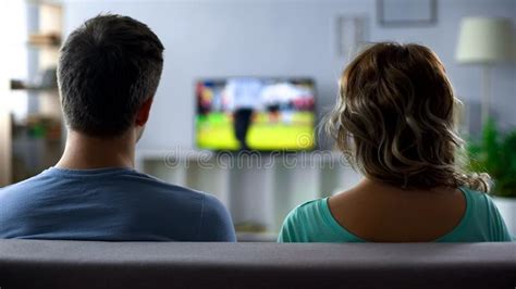 Coppia che guarda una partita di calcio insieme