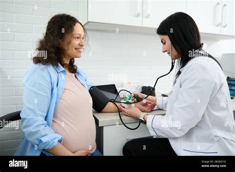 Donna incinta che misura la pressione sanguigna