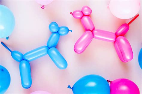 Bambini che creano sculture con palloncini modellabili