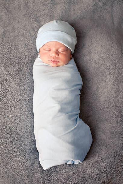 Neonato avvolto in una coperta calda dopo il primo bagnetto
