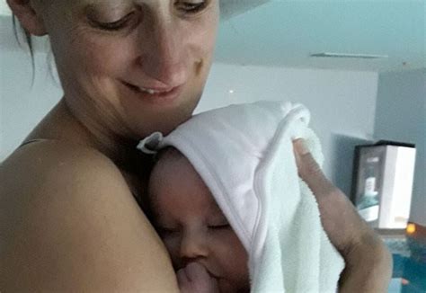 Bambino che entra gradualmente in una piscina