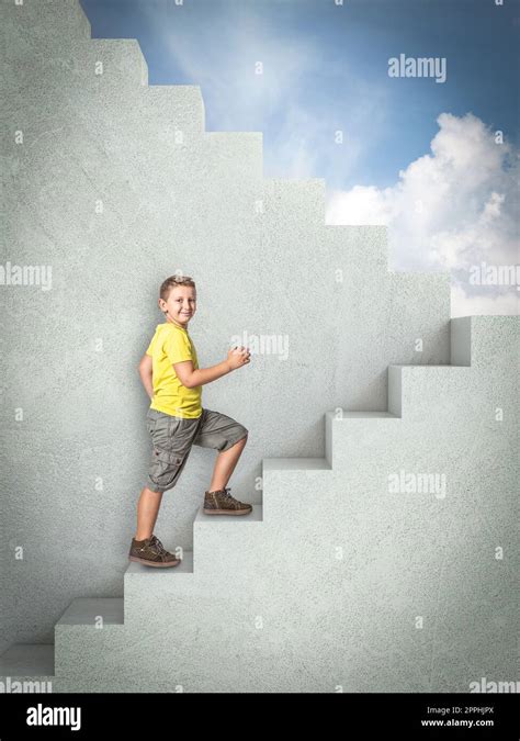 Bambino che sale le scale con l'aiuto di un adulto