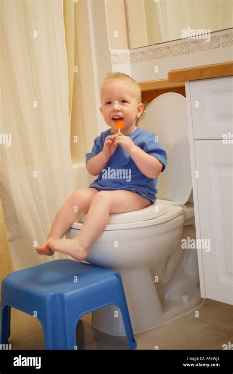 Bambino seduto sul vasino
