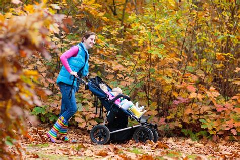famiglia con passeggino modulare in parco