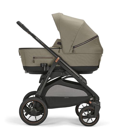 seggiolino auto Inglesina Cab agganciato al telaio Aptica XT