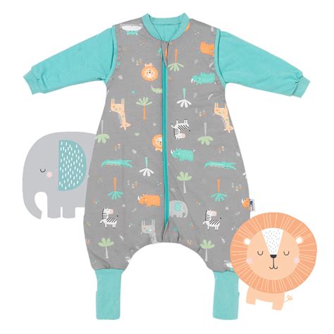 bambino che dorme in un sacco nanna con piedini