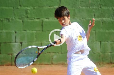 Carlos Alcaraz da bambino con una racchetta da tennis