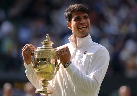 Carlos Alcaraz alza il trofeo di Wimbledon