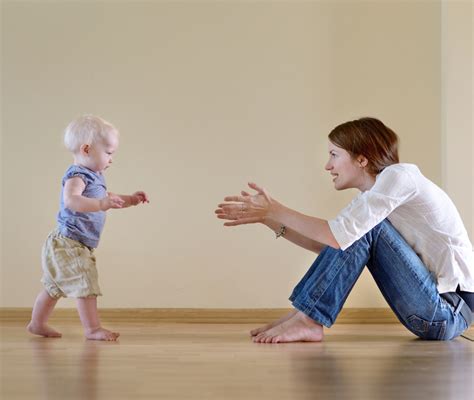 Bambino che impara a camminare con un gioco primi passi