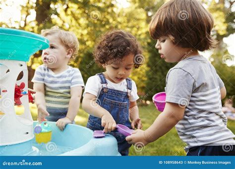Bambini che giocano con giochi creativi in giardino