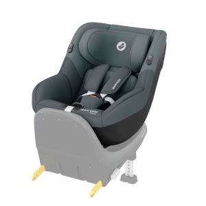 Bambino in un seggiolino auto Maxi-Cosi Pearl S