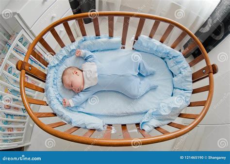 Bambino che dorme nella culla