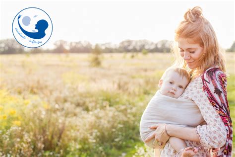 bambino nel marsupio che guarda il mondo con curiosità