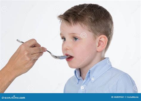 bambino che prende sciroppo