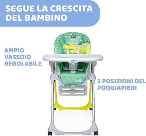 Bambino che mangia nel seggiolone Polly 2 vicino al tavolo