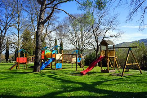 bambini che indossano Converse All Star in un parco giochi