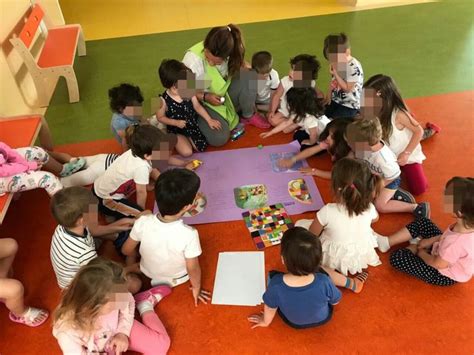 Bambini che giocano in una classe della scuola dell'infanzia