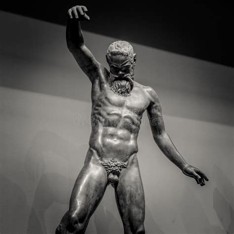 Statua greca di un uomo