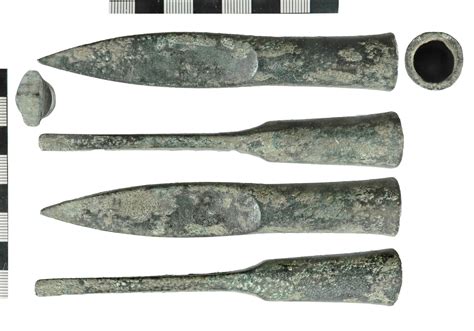Illustrazione di utensili preistorici in pietra, bronzo e ferro