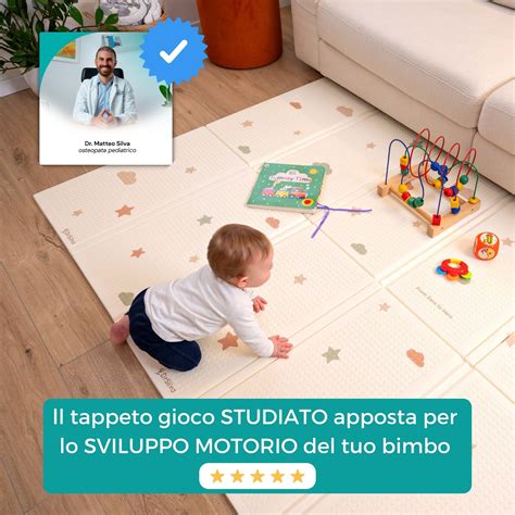 Neonato che fa Tummy Time sul tappeto gioco