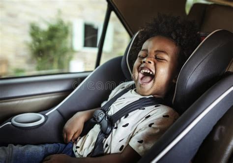 bambino felice in un seggiolino auto