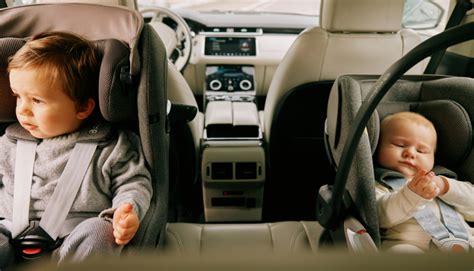 commesso che aiuta una madre a scegliere un seggiolino auto