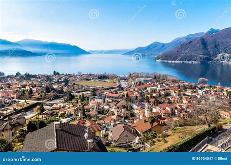Vista panoramica del Lago Maggiore con borghi circostanti