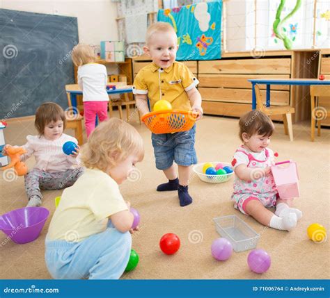 bambini che giocano con le parole
