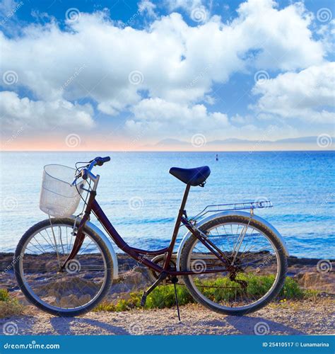 Bicicletta da passeggio parcheggiata vicino a una spiaggia di Formentera