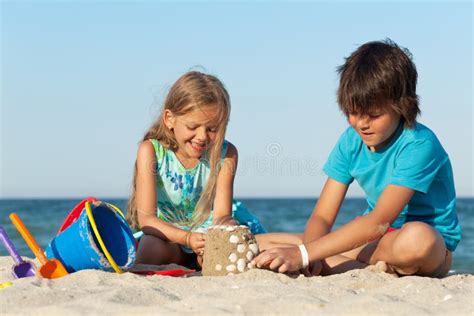 Bambini che giocano sulla sabbia a Formentera