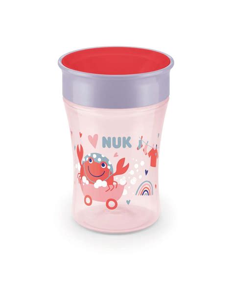 Bambino che beve da una tazza NUK