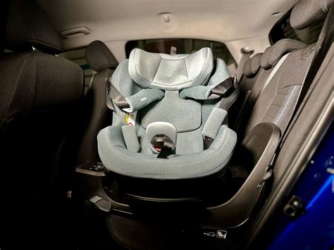 Bambino in un seggiolino auto su una base Isofix