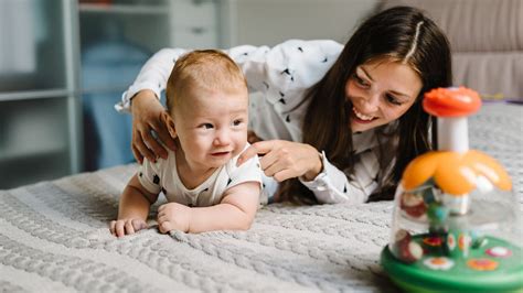Neonato che fa tummy time con un genitore