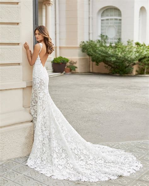 Dettaglio di un abito da sposa a sirena con strascico