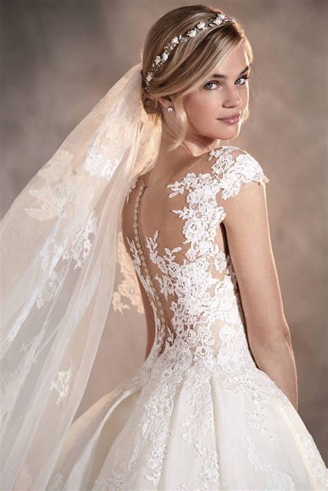 Dettagli in pizzo su un abito da sposa