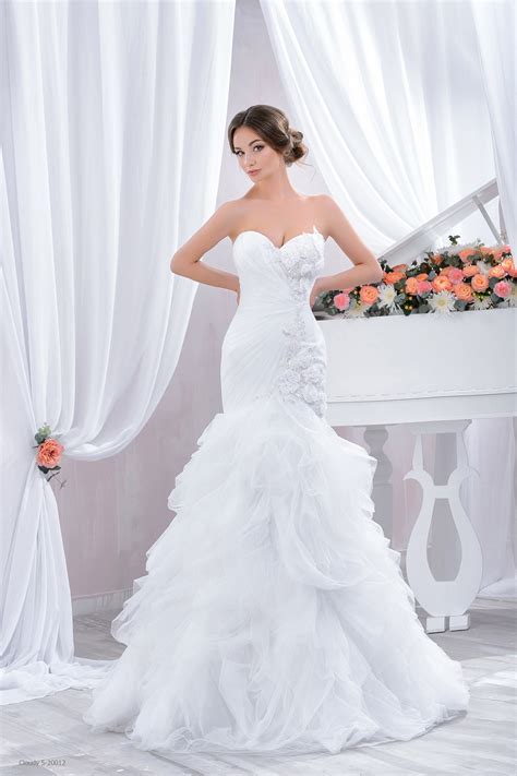 Sposa in attesa con abito a sirena