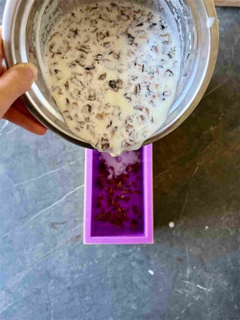 Stampi per sapone fatti in casa con sapone appena versato