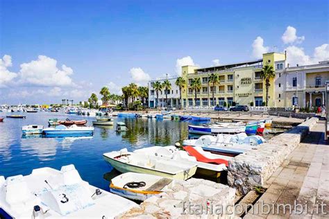 Porto di Porto Cesareo con barche
