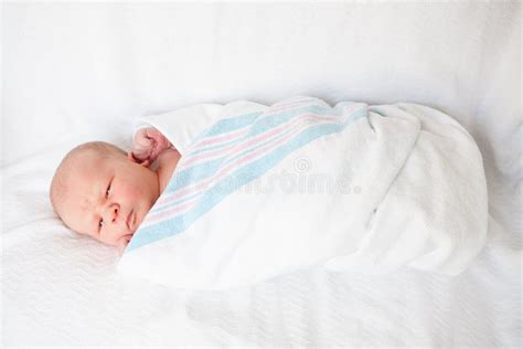 neonato avvolto in una fascia elastica morbida