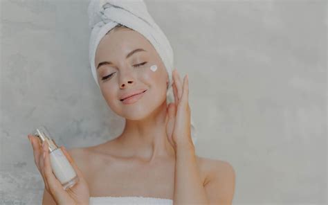 Bambino con pelle idratata dopo l'applicazione della crema viso