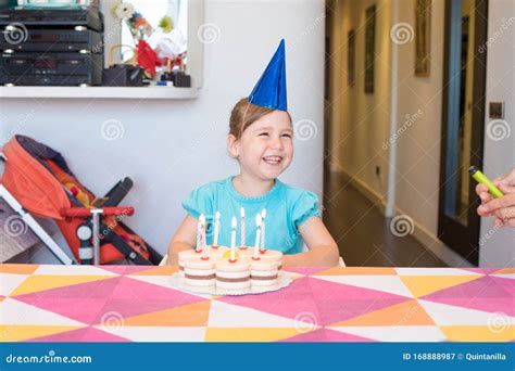 bambino che guarda una torta di compleanno
