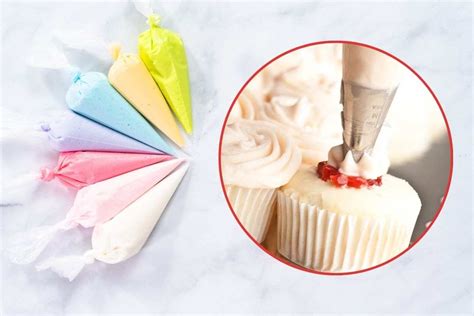 sac à poche che decora una torta con panna montata blu